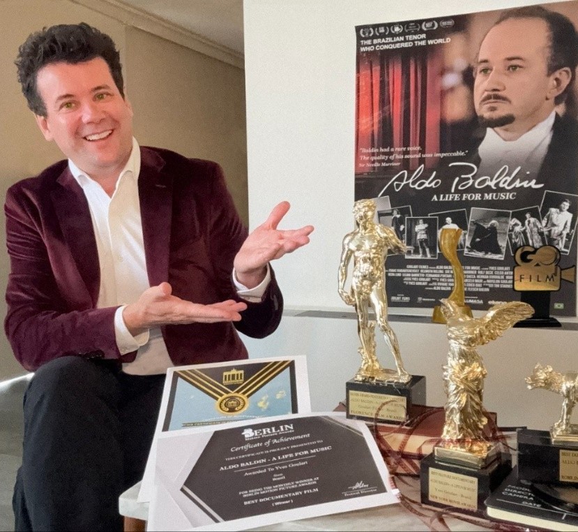 O diretor Yves Goulart celebrando os mais de 20 prêmios dos Festivais – Foto: Acervo pessoal