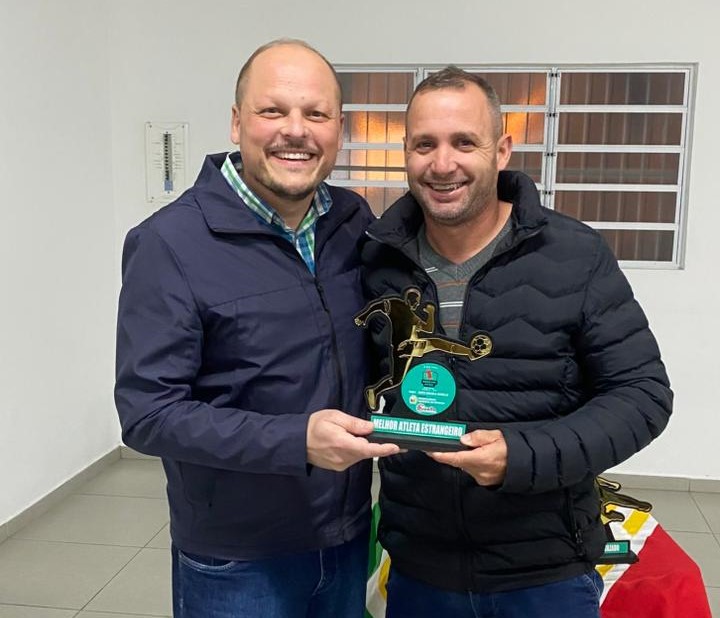 Patrick Burigo’s recebeu a premiação de artilheiro com 14 gols, e também foi eleito o melhor atleta de fora da competição - Foto: Divulgação