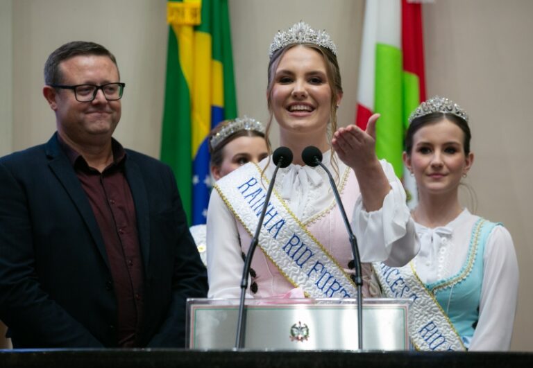 Rainha da Expofortuna, Milena Vandresen, prefeito Lindomar Baullmann, 1ª e 2ª princesas - Foto: Divulgação Alesc
