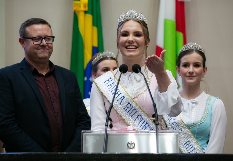 Rainha da Expofortuna, Milena Vandresen, prefeito Lindomar Baullmann, 1ª e 2ª princesas - Foto: Divulgação Alesc
