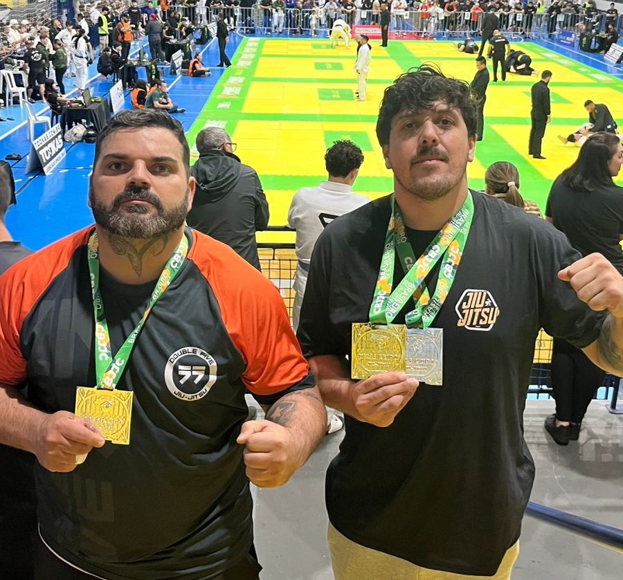 Nathan (à direita) e um de seus professores, Rodolfo Couto, faixa preta, que também conquistou um vice-campeonato na competição