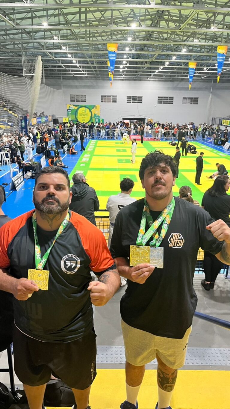 Nathan (à direita) e um de seus professores, Rodolfo Couto, faixa preta, que também conquistou um vice-campeonato na competição