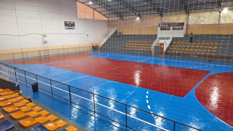 Quadra ganha novas cores e pintura está sendo finalizada - Foto: Simone Costa/Portal Conexão Sul