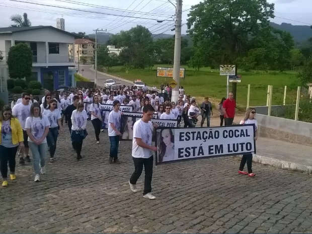Imagem do protesto feito pelos moradores de Estação Cocal após a morte da jovem